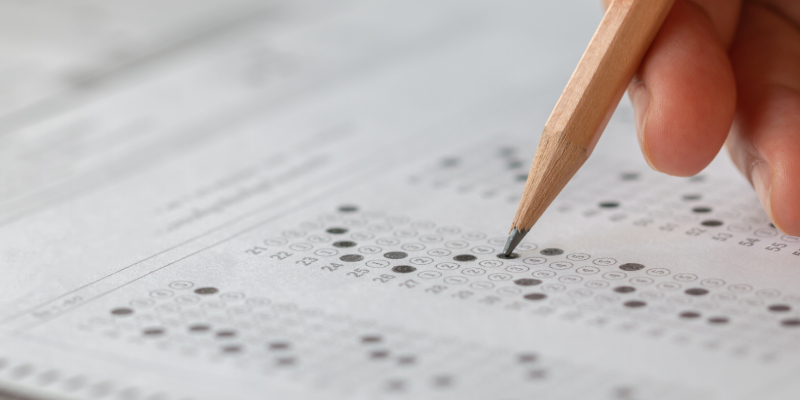 Iemand die zijn examen aan het maken is, die weet hoe je op een examen voorbereiden kunt met een examenplanning 2026.